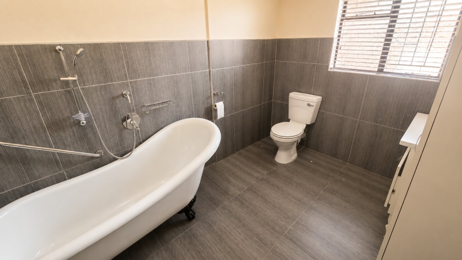 6 Bedroom Property for Sale in Flamwood North West